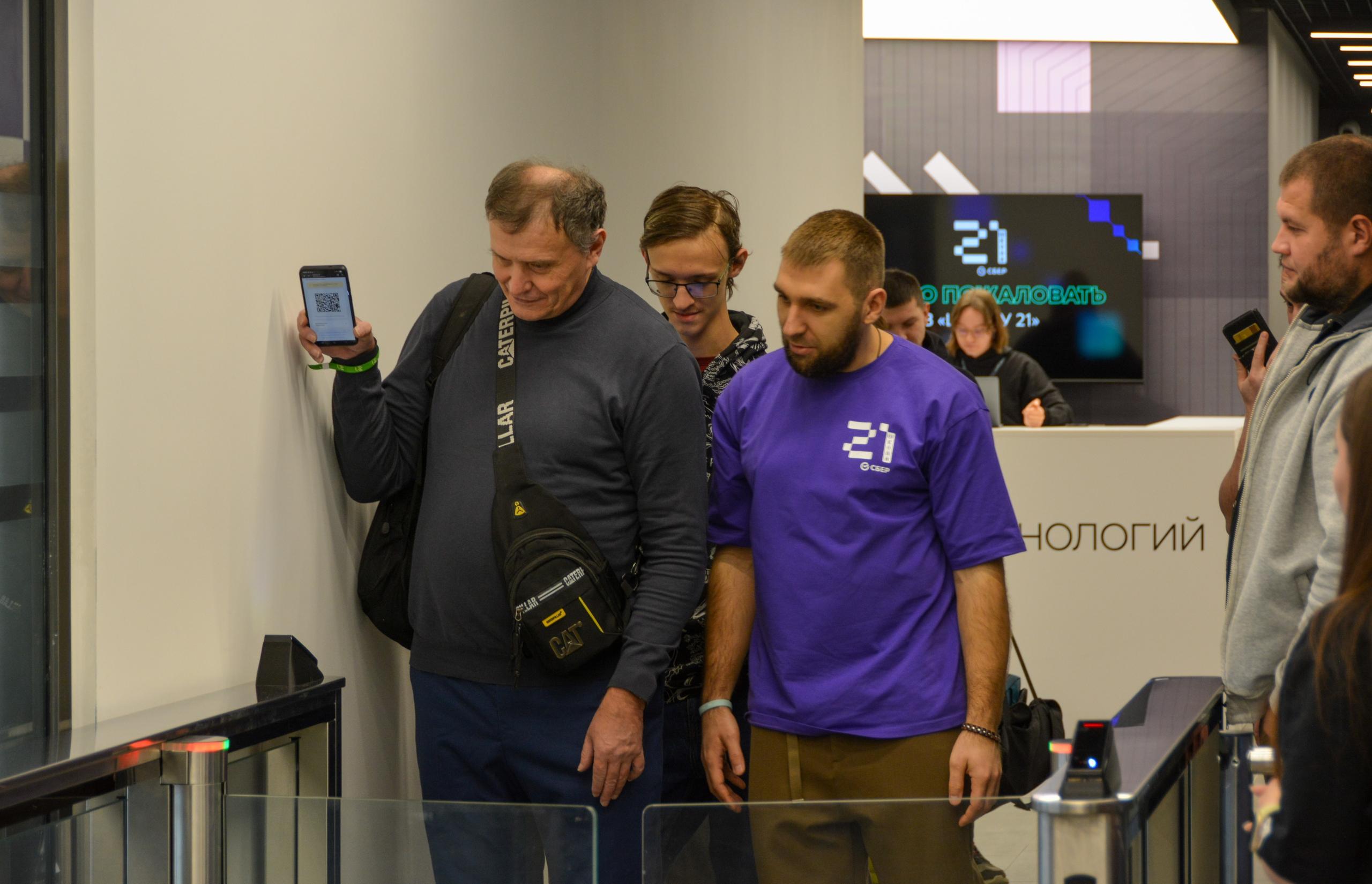 «У меня такое желание было давно»: пермяк в 56 лет записался на обучение в IT-школу и взял с собой сына