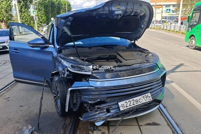 Китайский внедорожник протаранил Kia Rio с пенсионерами