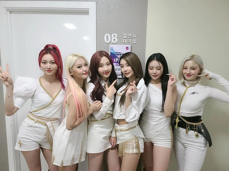 Весенние луки от девчонок из MOMOLAND на каждый день