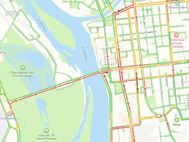 Ленинградский мост стоит от развязки до развязки | Источник: ngs55.ru/maps-traffic/