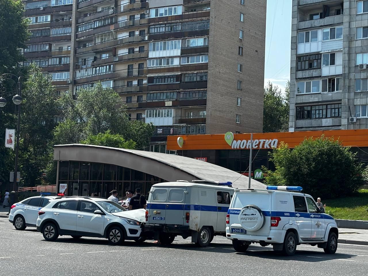 В центре Тюмени авария с полицейской машиной