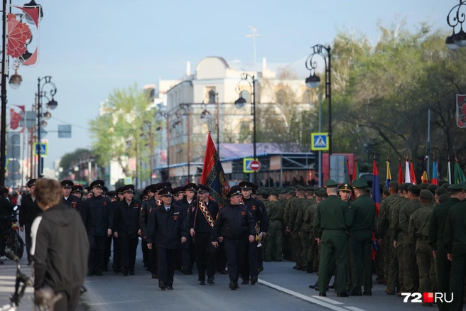 В этом году в репетиции участвуют военные, МЧС и МВД | Источник: Ирина Шарова / 72.RU