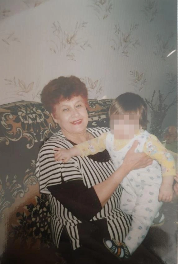 Екатерина Александровна 19 лет назад с любимым внуком, которому она спустя много лет подарила долю в своей квартире | Источник: семейный архив Екатерины Степановой