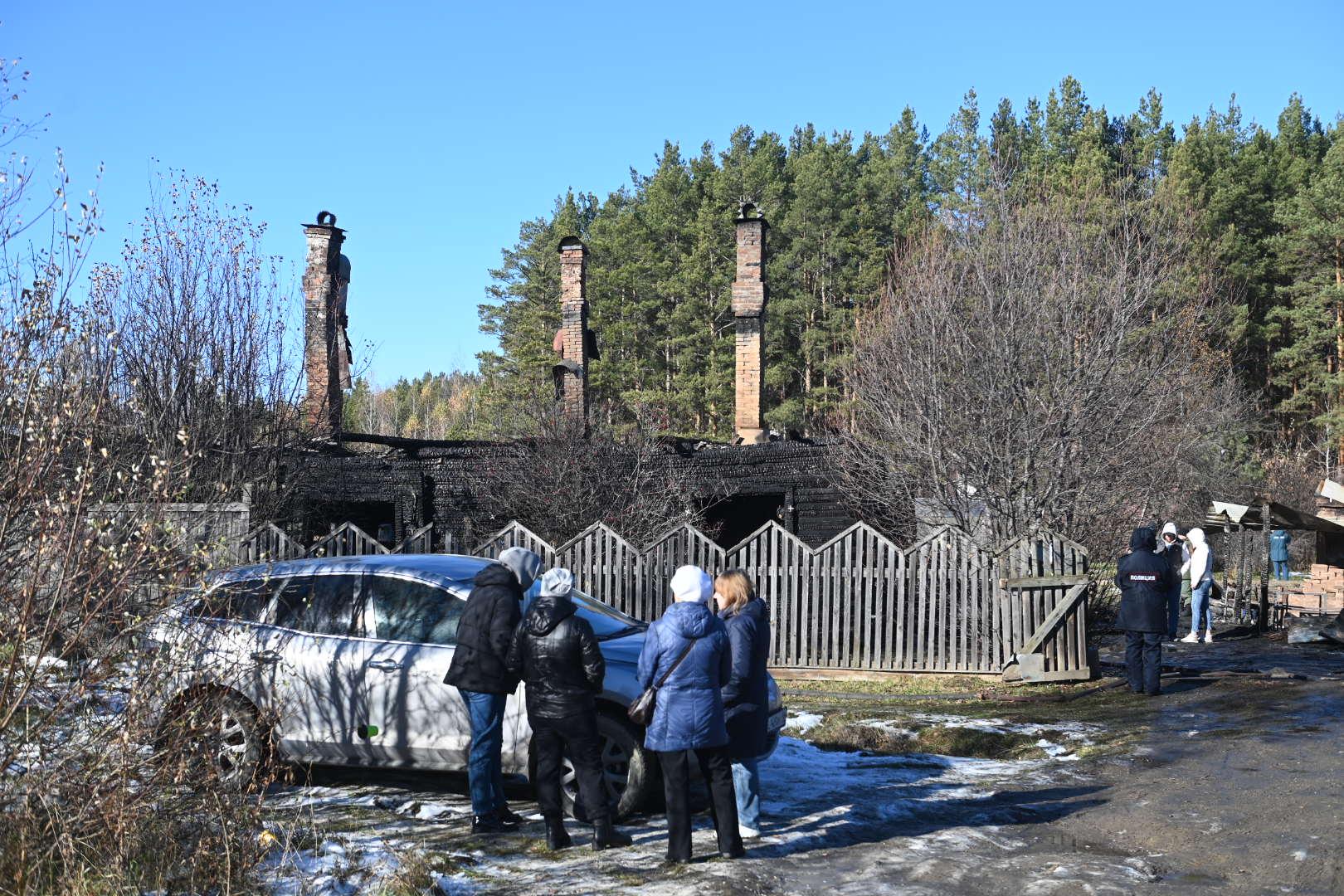 «Во втором классе учился, хороший мальчик». Стали известны имена жертв пожара под Екатеринбургом