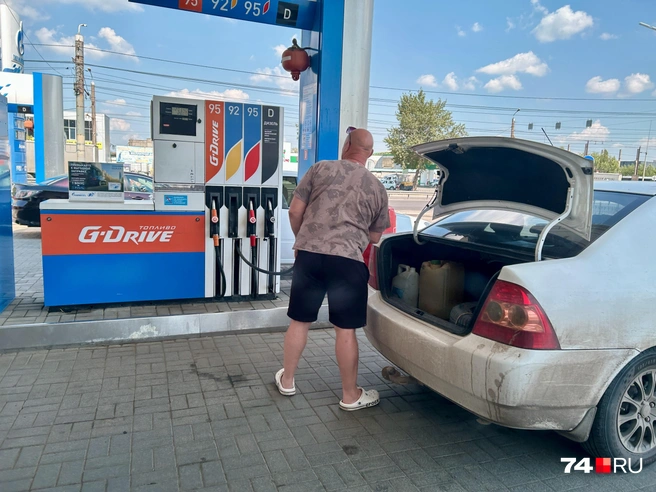 Наполнять канистры на АЗС нельзя, но некоторые водители все равно пытаются схитрить и сделать это незаметно | Источник: Михаил Шилкин
