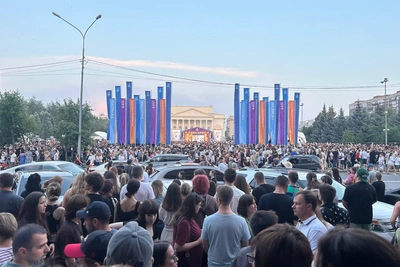Как тюменцы слушали Гагарину из-за ограждений