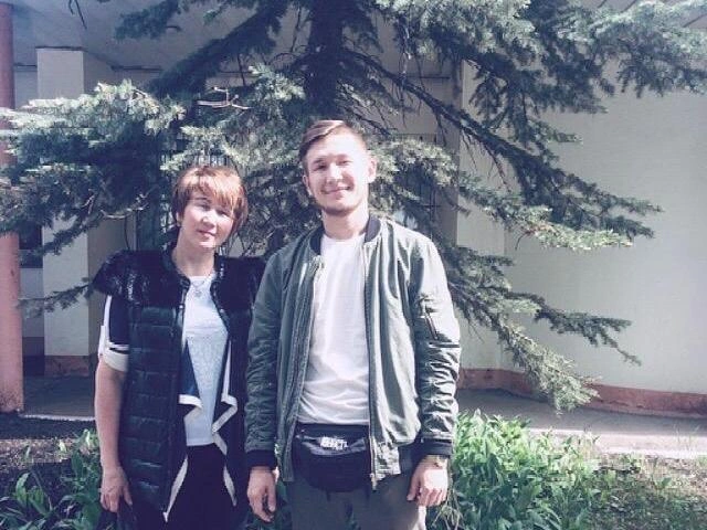 Данис и его мама Фаима | Источник: Данис Ишмуратов / VK.com