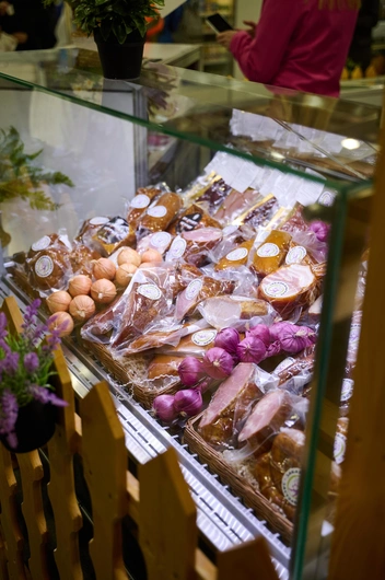 «Забайкальское Застолье» готовит вкусные домашние полуфабрикаты и копченые деликатесы | Источник: Святогор Брагин
