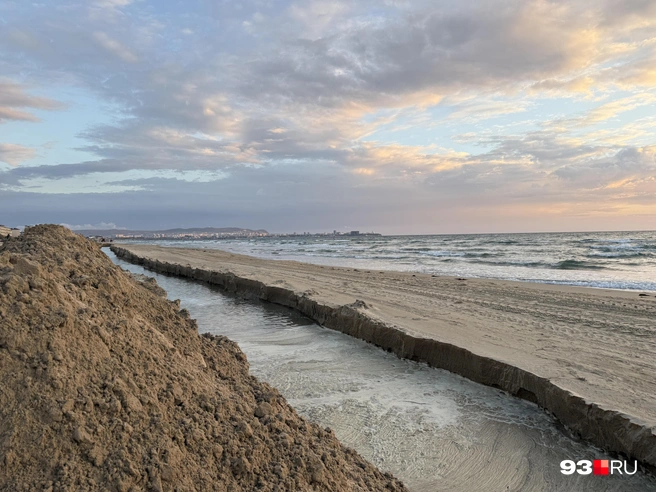 Во многих местах пляжи чистые, но рвы на всякий случай уже сделали | Источник: Валерия Дульская / 93.RU