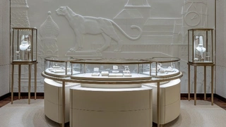 Обновленный бутик Cartier с барельефом в ГУМе