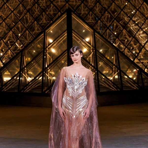 Тейлор Хилл в Iris van Herpen