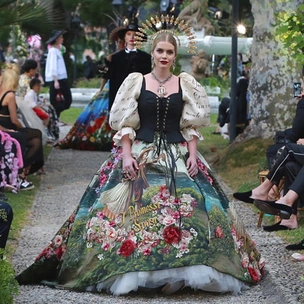 Китти Спенсер, Мэй Маск и другие звезды на подиуме Dolce & Gabbana Alta Moda FW18