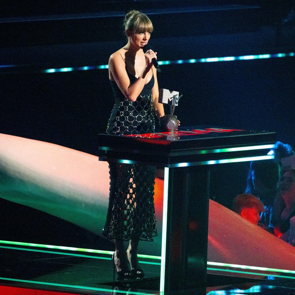 Дерзко и сексуально: Тейлор Свифт в «голом» платье-сетке на премии MTV EMA 2022