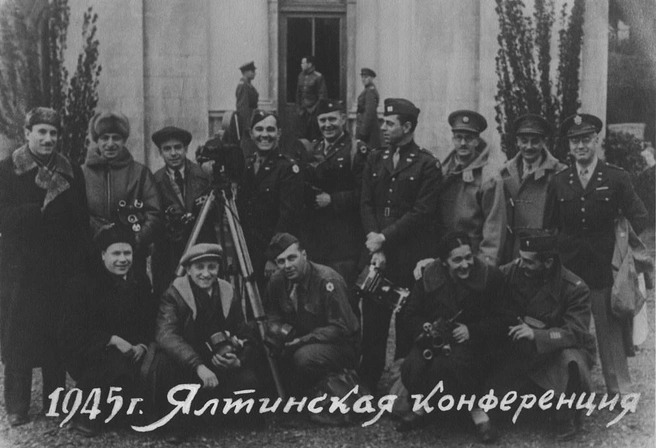 Сергей Герасимов (слева в верхнем ряду) со съемочной группой и военными корреспондентами | Источник: Музей Центральной студии документальных фильмов