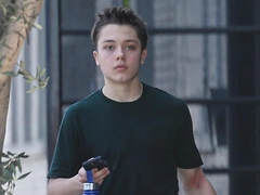 Тягает железо, но не хочет быть мачо — сын Джоли и Питта теперь с розовыми волосами