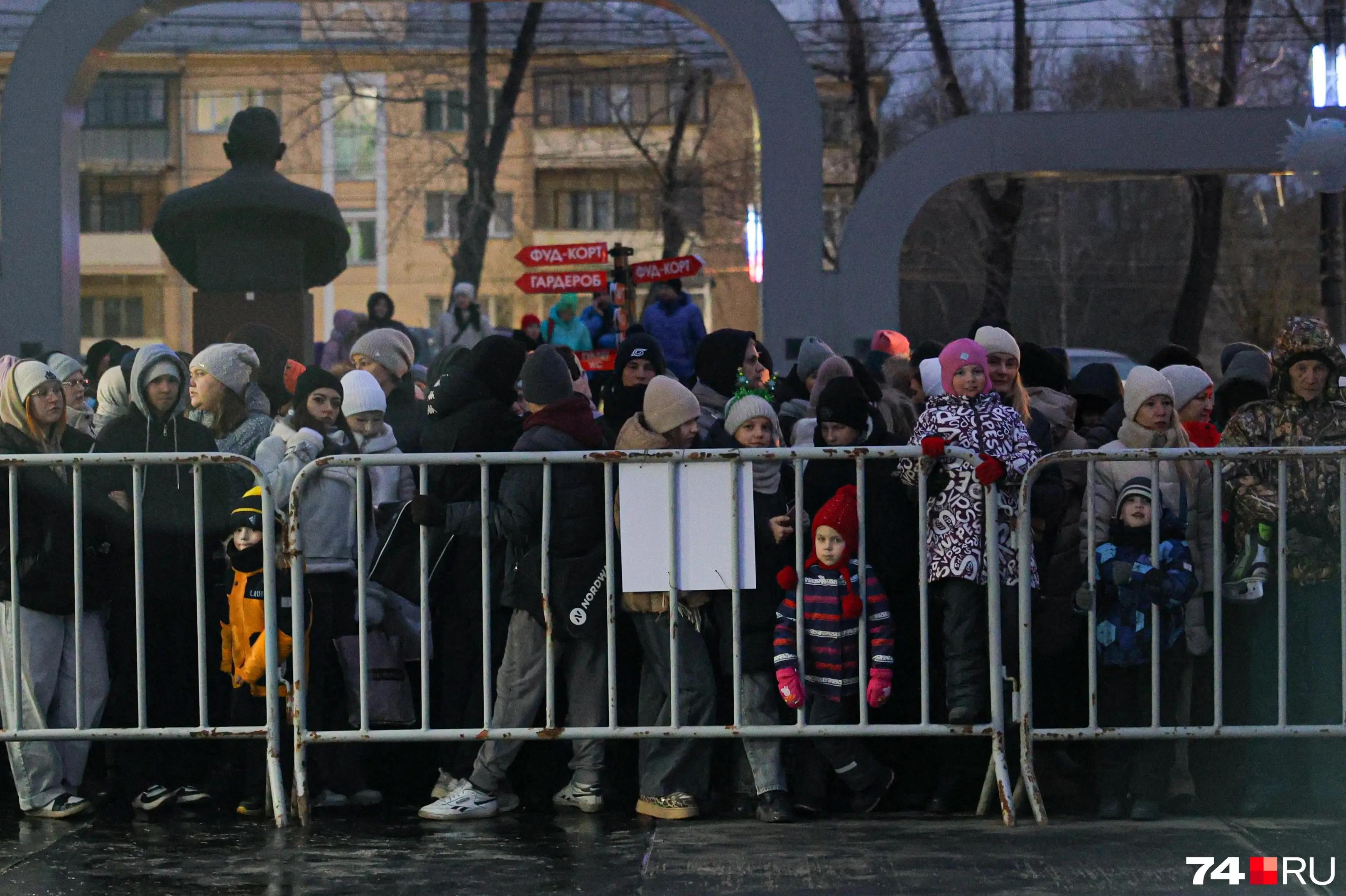 «Только матерился и всех выгонял»: на катке в парке Терешковой без предупреждения отменили первый сеанс катания