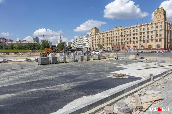 Еще один раскаленный плац в центре города | Источник: Константин Завриков / V1.RU