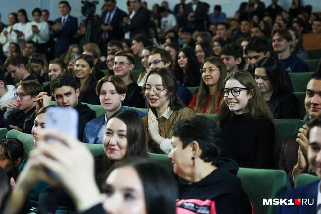 Студенты активно задавали вопросы о жилье и карьере | Источник: Артем Устюжанин