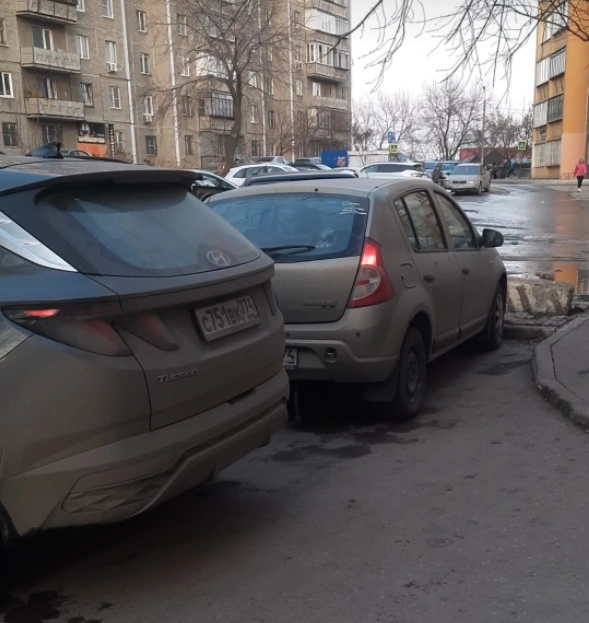 Hyundai Tucson заблокировал другую машину на Шуменской. Дошло до вызова полиции, но владелец «Хенде» смылся быстрее, предварительно нахамив автору снимка | Источник: читатель 74.RU