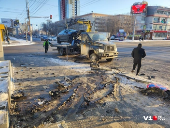 Тротуарная плитка закидана ошметками корпуса и залита автомобильными жидкостями | Источник: Денис Паустовский / V1.RU