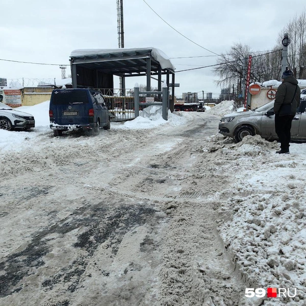 По словам очевидца, здесь застрял автобус. Снег тут уже убрали | Источник: Василина Любимова / 59.RU