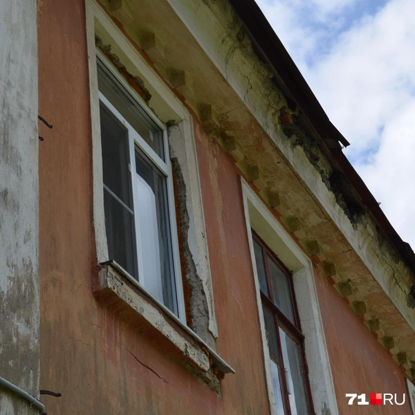 Козырьки дома покрыты плесенью и обваливаются, как и оконные проемы | Источник: Улитов Максим / 71.RU
