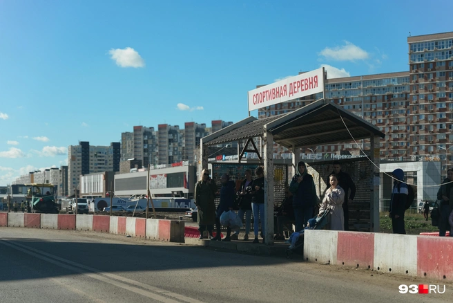 Люди среди перекрытий ожидают свой транспорт | Источник: Дарья Паращенко / 93.RU
