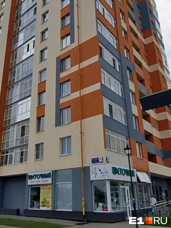 Вероника вместе с другими инициативными местными жителями помогает Ивану в его борьбе за дом на Мостовой, 47 | Источник: Евгений Кошек / E1.RU