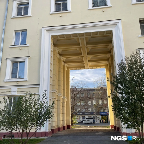 Арка парадная, но для автомобилей проезд через нее закрыт | Источник: Алёна Золотухина / NGS.RU