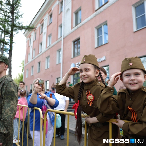 Акцию пришли посмотреть и самые маленькие жители города  | Источник: Евгений Софийчук / NGS55.RU 