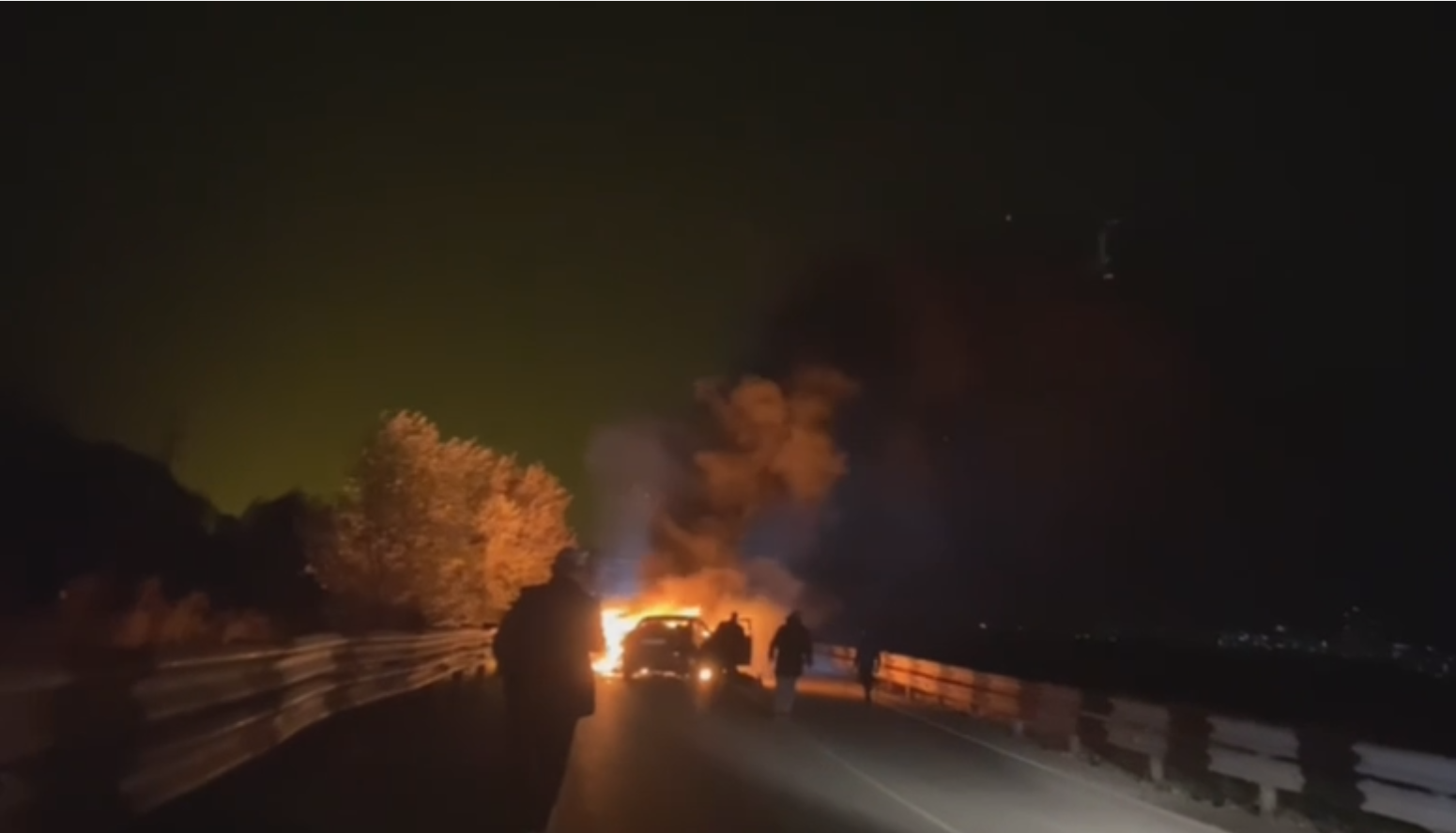 На дороге в Чурилово машины загорелись после аварии, устроенной пьяным водителем. Травмы получили т…
