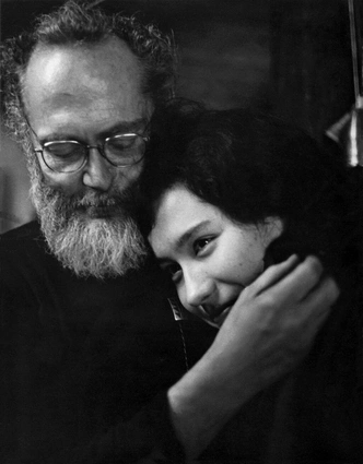 Юджин Смит с женой, 1974 год | Источник: Consuelo Kanaga, via Wikimedia Commons