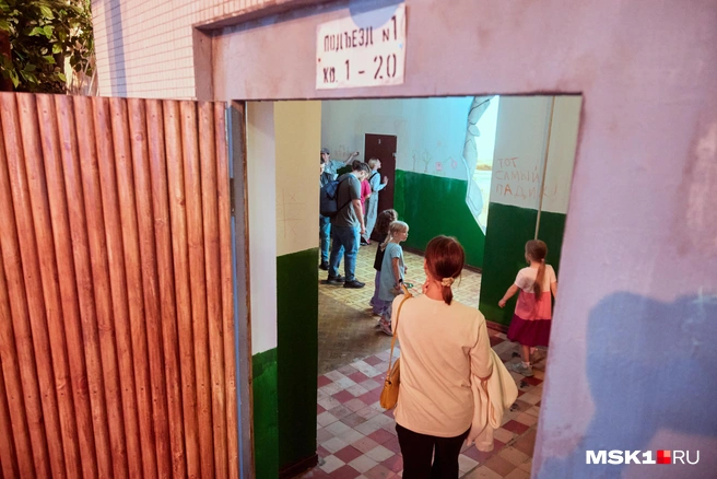 Та самая «стена» когда-то реально была стеной в подъезде. И если вы ее уже изучили, давайте перейдем к тесту | Источник: Дмитрий Толстошеев / MSK1.RU