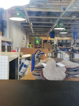 Сервис хороший, но за тумбочки бьются насмерть: редакция Woman.ru закупилась на распродаже в IKEA