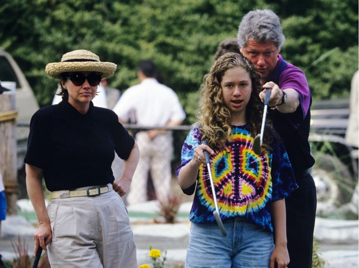Хиллари, Челси и Билл Клинтон во время президентских каникул в Массачусетсе, 23 августа 1993