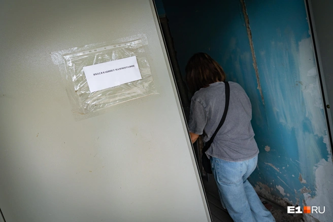 В обвешанном сеткой здании все-таки принимает один врач — маммолог, его кабинет находится на первом этаже | Источник: Владислав Лоншаков / E1.RU