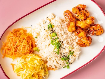 И фирменный рис с курицей и добавками | Источник: VietNem
