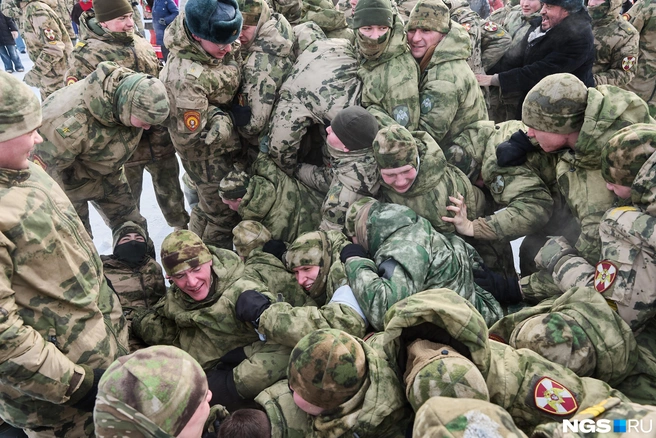 Из-за столкновения многие учащиеся просто упали на землю | Источник: Александр Ощепков / NGS.RU