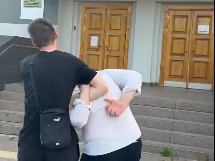 Полиция задержала парня, который сжег свой паспорт на вечеринке в челябинском клубе