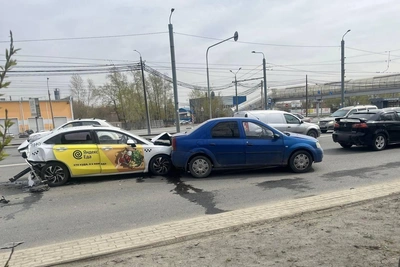 Трое пострадали в массовом ДТП с такси в Челябинске
