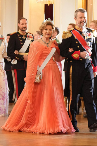 Глаз не оторвать: роскошные украшения королевы Мэри на банкете в Норвегии, от которых захватывает дух