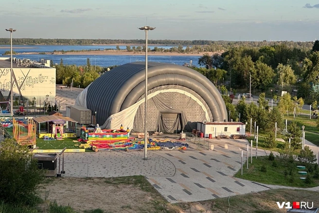 Пока «Кроп Арена» продолжает оставаться в пойме реки Царицы | Источник: Алексей Волхонский / V1.RU