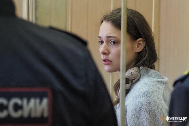 Плакала и просила не арестовывать. Что происходило в суде, где отправляли под домашний арест петербургскую актрису | Источник: Михаил Огнев / «Фонтанка.ру»