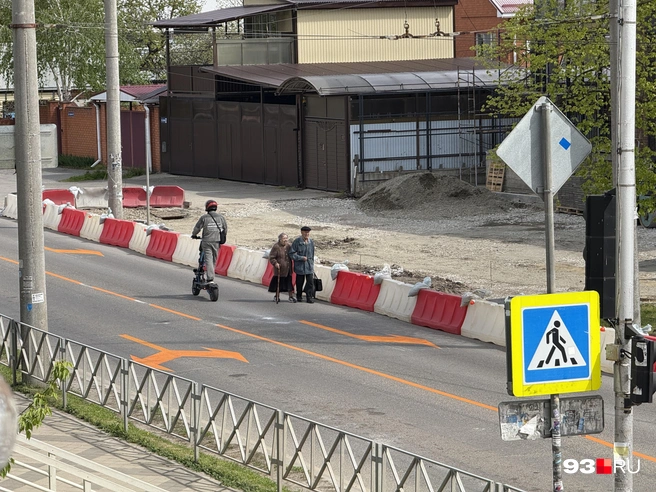 Людям приходится идти по дороге возле моста | Источник: Валерия Дульская / 93.RU