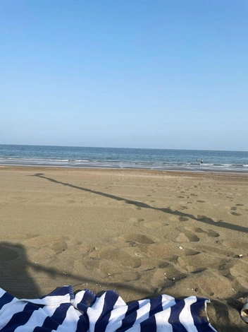 Песчаный пляж и бескрайний Оманский залив | Источник: автор колонки