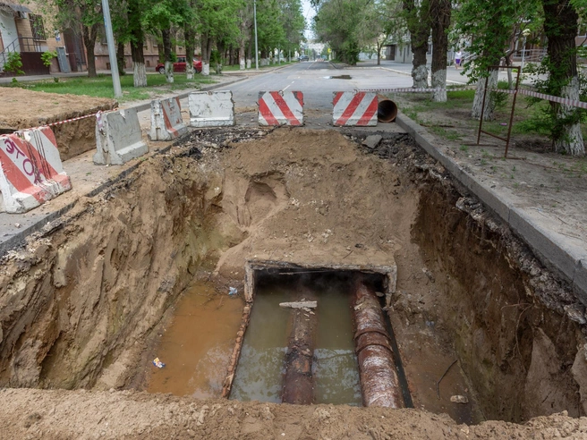 В разрытой канаве видны трубы и скопившаяся вода | Источник: Константин Завриков / V1.RU