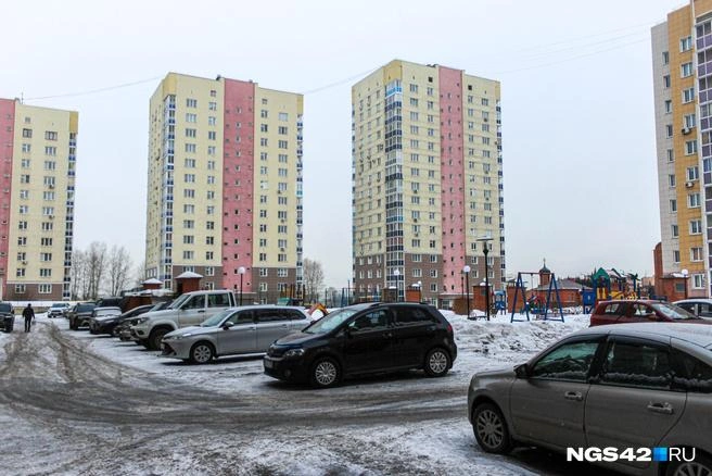 Бывшая чиновница будет ждать суда в одном из этих домов | Источник: Максим Серков / NGS42.RU