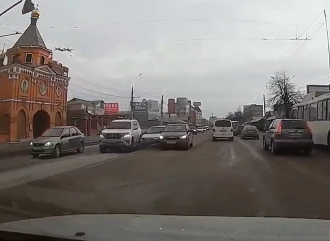 Момент массового ДТП у «Барса на Московском» попал на видео | ya62.ru