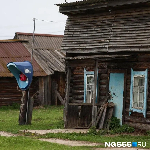 В деревне еще встречаются таксофоны  | Источник: Евгений Софийчук / NGS55.RU