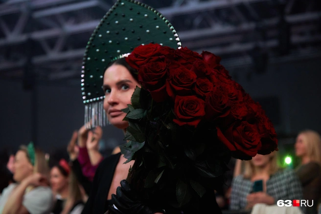 Кроме ромашек, Надежде Кадышевой дарили и розы | Источник: Роман Данилкин / 63.RU